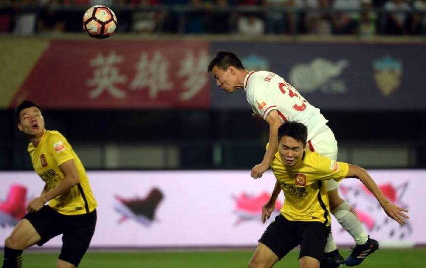 包含辽宁本钢训练开放日，清晨队长鼓劲引欢呼，中超在即，更衣室氛围转暖的词条-爱游戏官网