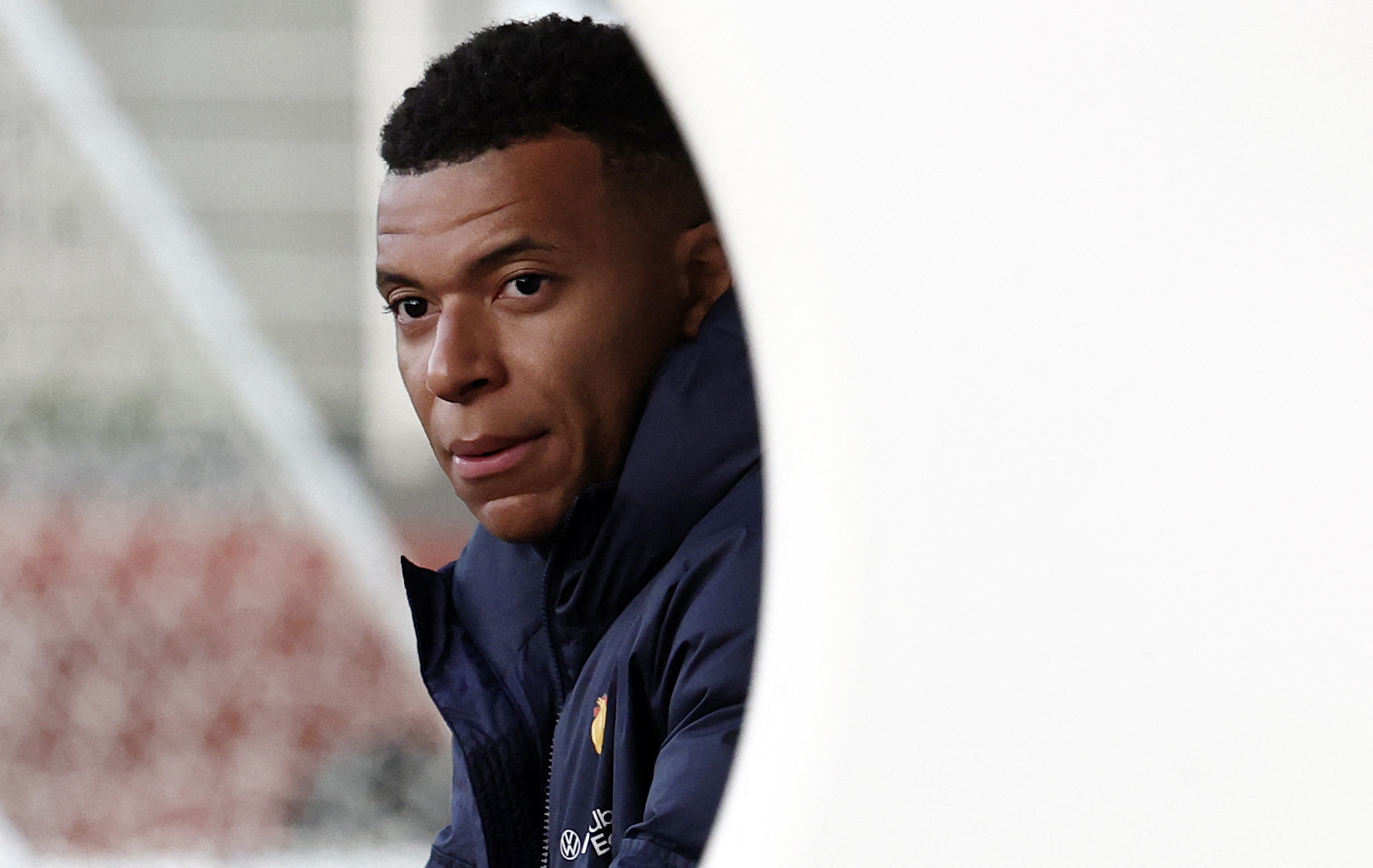 包含赛前体能课后，罗马调整名单备战法国杯，悬念犹存，年轻球员得到机会的词条